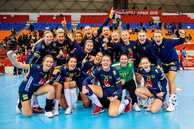 191208 Players of Sweden celebrate after the Women s World Handball Championship match between Spain and Sweden on December 8, 2019 in Kumamoto. Photo: Ludvig Thunman BILDBYRAN kod LT 35696 bbeng dam women handball handboll world handball championship 2019 sverige sweden spanien spain lagbild gruppbild jubel celebration team picture group picture Copyright: LUDVIGxTHUNMAN BB191208LT065