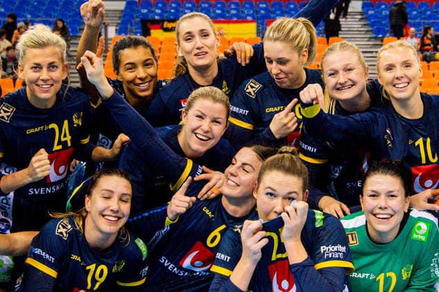 191208 Players of Sweden celebrate after the Women s World Handball Championship match between Spain and Sweden on December 8, 2019 in Kumamoto. Photo: Ludvig Thunman BILDBYRAN kod LT 35696 bbeng dam women handball handboll world handball championship 2019 sverige sweden spanien spain lagbild gruppbild jubel celebration team picture group picture Copyright: LUDVIGxTHUNMAN BB191208LT067