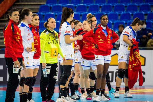 191208 Players of Spain looks dejected after the Women s World Handball Championship match between Spain and Sweden on December 8, 2019 in Kumamoto. Photo: Ludvig Thunman BILDBYRAN kod LT 35696 bbeng dam women handball handboll world handball championship 2019 sverige sweden spanien spain dejection depp Copyright: LUDVIGxTHUNMAN BB191208LT068