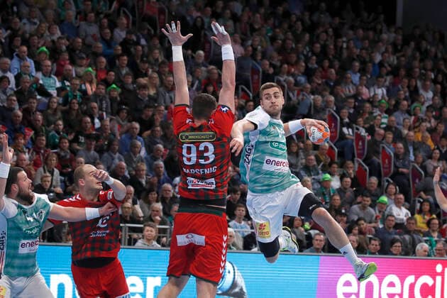 08.12.2019, TUI Arena, Hannover, Ligaspiel, 1. Bundesliga, TSV Hannover-Burgdorf vs Fuechse Berlin, im Bild Mijajlo Marsenic (93, Berlin) im Zweikampf mit Nejc Cehte (3, Han.-Burgdorf) TSV Hannover-Burgdorf vs Fuechse Berlin