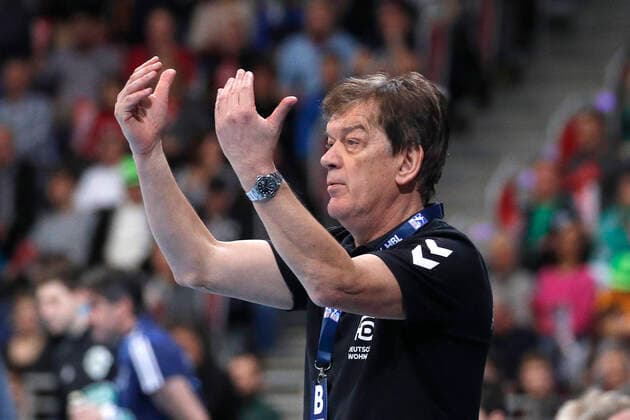 08.12.2019, TUI Arena, Hannover, Ligaspiel, 1. Bundesliga, TSV Hannover-Burgdorf vs Fuechse Berlin, im Bild Velimir Petkovic (Trainer, Berlin) gibt Zeichen TSV Hannover-Burgdorf vs Fuechse Berlin