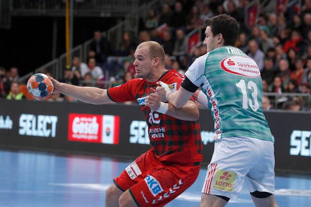 08.12.2019, TUI Arena, Hannover, Ligaspiel, 1. Bundesliga, TSV Hannover-Burgdorf vs Fuechse Berlin, im Bild Paul Drux (95, Berlin) im Zweikampf mit Joshua Thiele (13, Han.-Burgdorf) TSV Hannover-Burgdorf vs Fuechse Berlin