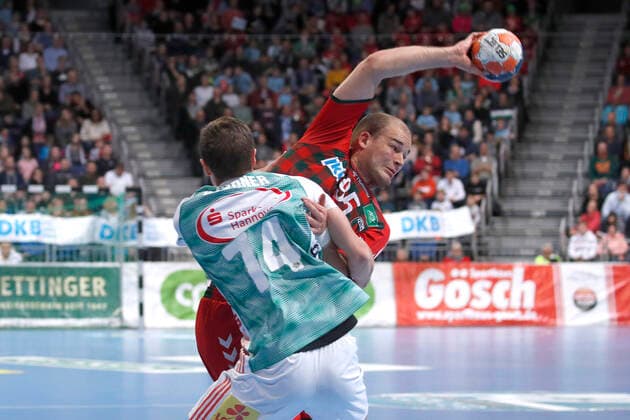 08.12.2019, TUI Arena, Hannover, Ligaspiel, 1. Bundesliga, TSV Hannover-Burgdorf vs Fuechse Berlin, im Bild Vincent Buechner (74, Han.-Burgdorf) im Zweikampf mit Paul Drux (95, Berlin) TSV Hannover-Burgdorf vs Fuechse Berlin