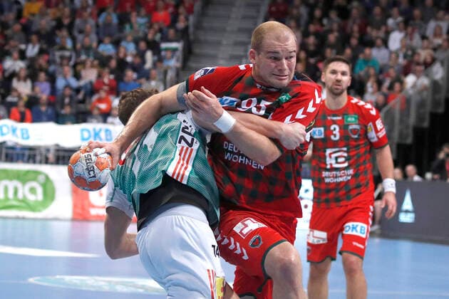 08.12.2019, TUI Arena, Hannover, Ligaspiel, 1. Bundesliga, TSV Hannover-Burgdorf vs Fuechse Berlin, im Bild Vincent Buechner (74, Han.-Burgdorf) im Zweikampf mit Paul Drux (95, Berlin) TSV Hannover-Burgdorf vs Fuechse Berlin