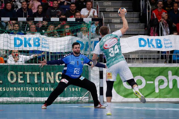 08.12.2019, TUI Arena, Hannover, Ligaspiel, 1. Bundesliga, TSV Hannover-Burgdorf vs Fuechse Berlin, im Bild Martin Ziemer (1, Berlin) beim Siebenmeter gegen Morten Olsen (34, Han.-Burgdorf) TSV Hannover-Burgdorf vs Fuechse Berlin