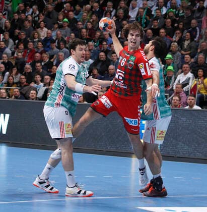 08.12.2019, TUI Arena, Hannover, Ligaspiel, 1. Bundesliga, TSV Hannover-Burgdorf vs Fuechse Berlin, im Bild Joshua Thiele (13, Han.-Burgdorf) und Evgeni Pevnov (14, Han.-Burgdorf) im Zweikampf mit Jacob Tandrup Holm (6, Berlin) TSV Hannover-Burgdorf vs Fuechse Berlin
