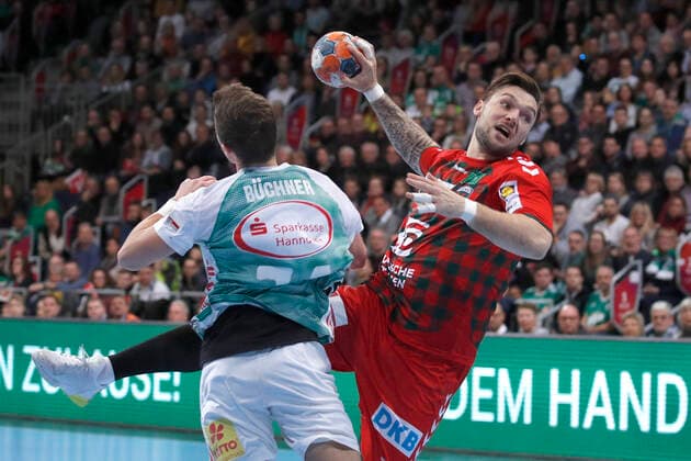 Sport Bilder des Tages 08.12.2019, TUI Arena, Hannover, Ligaspiel, 1. Bundesliga, TSV Hannover-Burgdorf vs Fuechse Berlin, im Bild Vincent Buechner (74, Han.-Burgdorf) im Zweikampf mit Johan Koch (77, Berlin) TSV Hannover-Burgdorf vs Fuechse Berlin