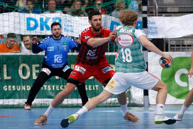 08.12.2019, TUI Arena, Hannover, Ligaspiel, 1. Bundesliga, TSV Hannover-Burgdorf vs Fuechse Berlin, im Bild Marko Kopljar (35, Berlin) im Zweikampf mit Alfred Joensson (18, Han.-Burgdorf) TSV Hannover-Burgdorf vs Fuechse Berlin
