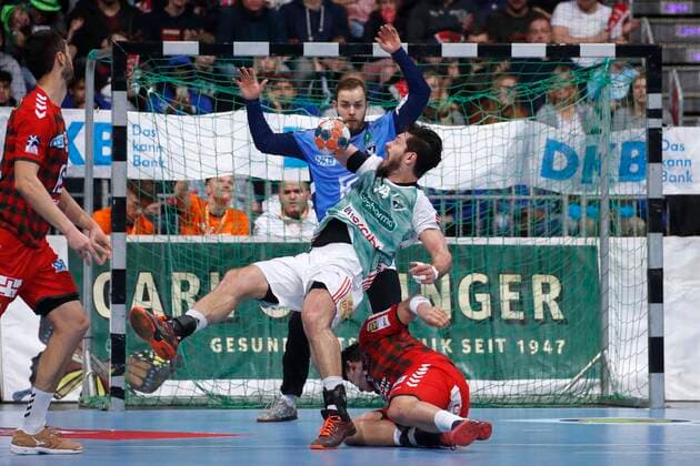 08.12.2019, TUI Arena, Hannover, Ligaspiel, 1. Bundesliga, TSV Hannover-Burgdorf vs Fuechse Berlin, im Bild Evgeni Pevnov (14, Han.-Burgdorf) setzt sich gegen Frederik Simak (24, Berlin) durch und erzielt im Fallen das Tor gegen Frederik Genz (97, Berlin) TSV Hannover-Burgdorf vs Fuechse Berlin