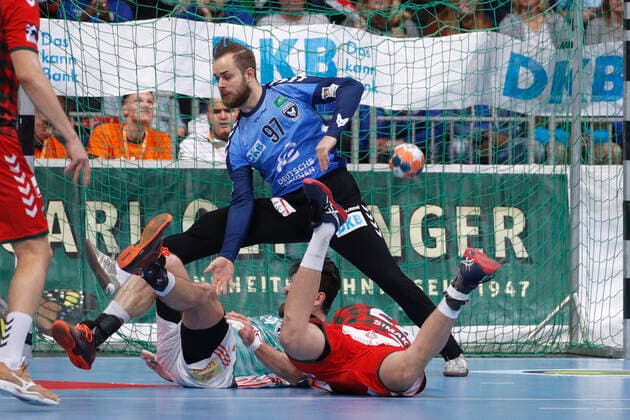 08.12.2019, TUI Arena, Hannover, Ligaspiel, 1. Bundesliga, TSV Hannover-Burgdorf vs Fuechse Berlin, im Bild Evgeni Pevnov (14, Han.-Burgdorf) setzt sich gegen Frederik Simak (24, Berlin) durch und erzielt im Fallen das Tor gegen Frederik Genz (97, Berlin) TSV Hannover-Burgdorf vs Fuechse Berlin