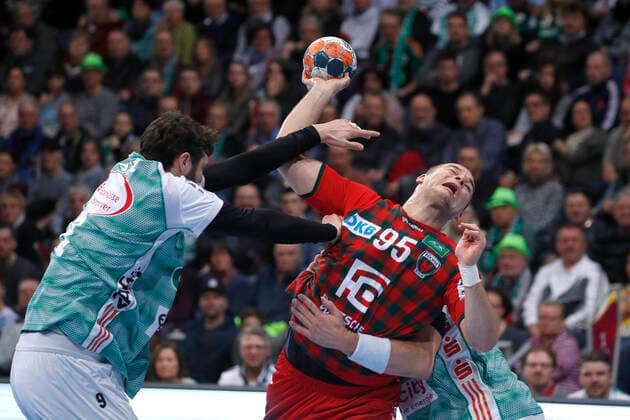 08.12.2019, TUI Arena, Hannover, Ligaspiel, 1. Bundesliga, TSV Hannover-Burgdorf vs Fuechse Berlin, im Bild Mait Patrail (9, Han.-Burgdorf) und Nejc Cehte (3, Han.-Burgdorf) im Zweikampf mit Paul Drux (95, Berlin) TSV Hannover-Burgdorf vs Fuechse Berlin
