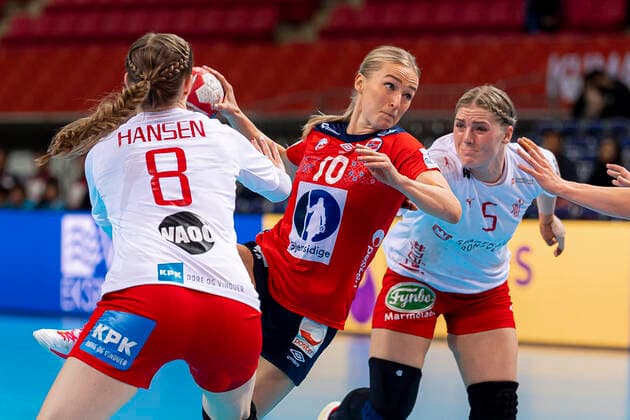 Handball, Frauen: WM 2019, Hauptrunde, Gruppe 1, 6. Spieltag , Norwegen - Dänemark v.li. Anne Mette Hansen (Daenemark), Stine Bredal Oftedal (Norwegen), Sarah Iversen (Daenemark) Kumamoto Aqua Dome Kumamoto Japan
