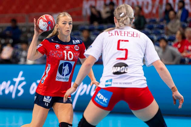 Handball, Frauen: WM 2019, Hauptrunde, Gruppe 1, 6. Spieltag , Norwegen - Dänemark v.li. Stine Bredal Oftedal (Norwegen), Sarah Iversen (Daenemark) Kumamoto Aqua Dome Kumamoto Japan