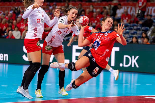 Handball, Frauen: WM 2019, Hauptrunde, Gruppe 1, 6. Spieltag , Norwegen - Dänemark v.li. Line Haugsted (Daenemark), Mie Hojlund (Daenemark), Kari Brattset (Norwegen) Kumamoto Aqua Dome Kumamoto Japan