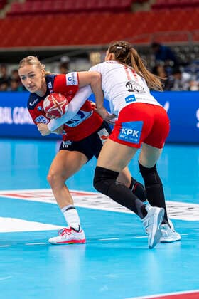 Handball, Frauen: WM 2019, Hauptrunde, Gruppe 1, 6. Spieltag , Norwegen - Dänemark v. li. im Zweikampf Stine Bredal Oftedal (Norwegen) und Line Haugsted (Daenemark) Kumamoto Aqua Dome Kumamoto Japan