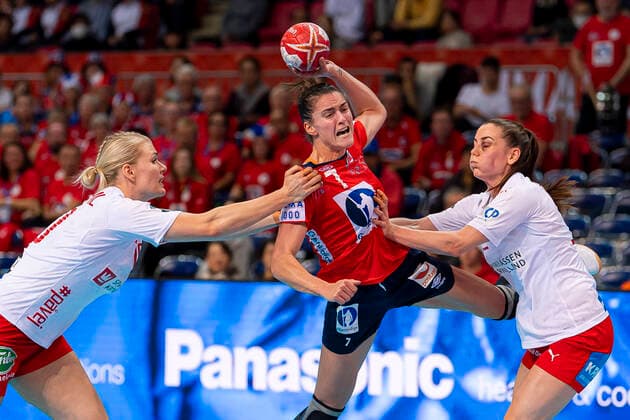 Handball, Frauen: WM 2019, Hauptrunde, Gruppe 1, 6. Spieltag , Norwegen - Dänemark v.li. Kathrine Heindahl (Daenemark), Stine Ruscetta Skogrand (Norwegen), Kumamoto Aqua Dome Kumamoto Japan