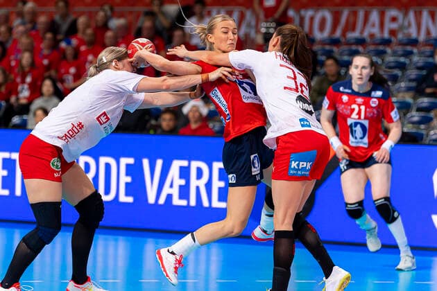 Handball, Frauen: WM 2019, Hauptrunde, Gruppe 1, 6. Spieltag , Norwegen - Dänemark v.li. Sarah Iversen (Daenemark), Stine Bredal Oftedal (Norwegen), Mie Hojlund (Daenemark) Kumamoto Aqua Dome Kumamoto Japan