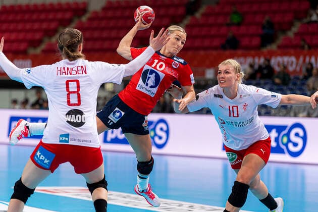 Handball, Frauen: WM 2019, Hauptrunde, Gruppe 1, 6. Spieltag , Norwegen - Dänemark v.li. Anne Mette Hansen (Daenemark), Stine Bredal Oftedal (Norwegen), Kathrine Heindahl (Daenemark) Kumamoto Aqua Dome Kumamoto Japan
