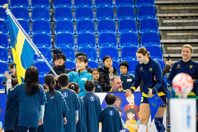 191208 Carin Strömberg of Sweden enters with the Swedish flag ahead of the Women s World Handball Championship match between Spain and Sweden on December 8, 2019 in Kumamoto. Photo: Ludvig Thunman BILDBYRAN kod LT 35696 bbeng dam women handball handboll world handball championship 2019 sverige sweden spanien spain inmarsch Copyright: LUDVIGxTHUNMAN BB191208LT074