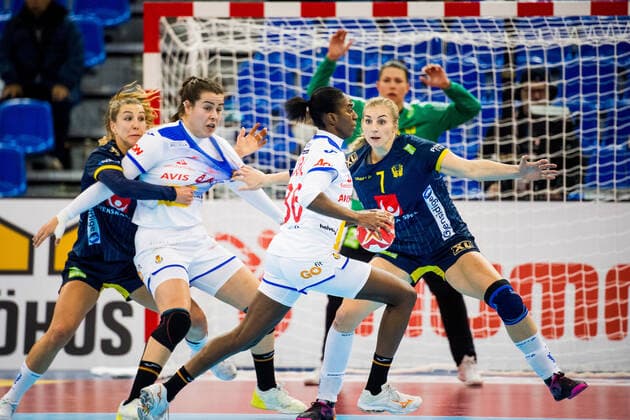 191208 Anna Lagerquist and Linn Blohm of Sweden and Alexandrina Cabral Barbosa and Ainhoa Hernandez Serrador of Spain during the Women s World Handball Championship match between Spain and Sweden on December 8, 2019 in Kumamoto. Photo: Ludvig Thunman BILDBYRAN kod LT 35696 bbeng dam women handball handboll world handball championship 2019 sverige sweden spanien spain Copyright: LUDVIGxTHUNMAN BB191208LT078
