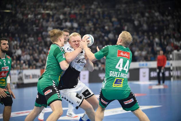 Patrick Wiencek (THW Kiel, 17) zwischen Christof Reißky (links. GWD, 43) und Kevin Gulliksen (GWD, 44), Handball-Bundesliga, Liqui-Moly-HBL, Männer, 16. Spieltag, THW Kiel vs GWD Minden, 08.12.19 Kiel Sparkassen Arena Schleswig-Holstein Germany