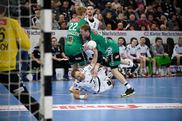 Steffen Weinhold (THW Kiel, 13) zwischen Marian Michalczik (links, GWD, 22) und Magnus Gullerud (GWD, 21), Handball-Bundesliga, Liqui-Moly-HBL, Männer, 16. Spieltag, THW Kiel vs GWD Minden, 08.12.19 Kiel Sparkassen Arena Schleswig-Holstein Germany