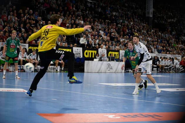 Niclas Ekberg (THW Kiel, 18) gegen Malte Semisch (GWD, 16), Handball-Bundesliga, Liqui-Moly-HBL, Männer, 16. Spieltag, THW Kiel vs GWD Minden, 08.12.19 Kiel Sparkassen Arena Schleswig-Holstein Germany