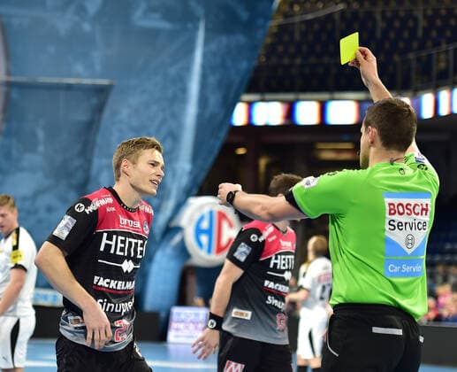 08.12.2019 - Handball - 1. Bundesliga LIQUI MOLY HBL - Saison 2019 2020 - 16.Spieltag: HC Erlangen Metropolregion Nürnberg HCE - SC DHfK Leipzig - OGo - Christopher Bissel (21, HC Erlangen HCE ) gelbe Karte Gelb