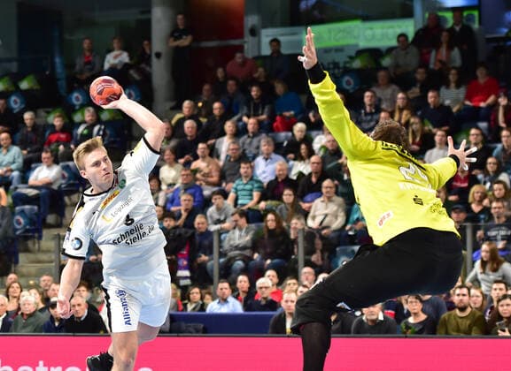 08.12.2019 - Handball - 1. Bundesliga LIQUI MOLY HBL - Saison 2019 2020 - 16.Spieltag: HC Erlangen Metropolregion Nürnberg HCE - SC DHfK Leipzig - OGo - Franz Semper (3, SC DHfK Leipzig ) Nikolas Katsigiannis (29, HC Erlangen HCE )