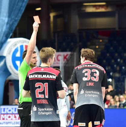 08.12.2019 - Handball - 1. Bundesliga LIQUI MOLY HBL - Saison 2019 2020 - 16.Spieltag: HC Erlangen Metropolregion Nürnberg HCE - SC DHfK Leipzig - OGo - Nikolai Link (33, HC Erlangen HCE ) rote Karte Rot Platzverweis