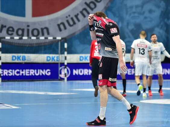 08.12.2019 - Handball - 1. Bundesliga LIQUI MOLY HBL - Saison 2019 2020 - 16.Spieltag: HC Erlangen Metropolregion Nürnberg HCE - SC DHfK Leipzig - OGo - Nikolai Link (33, HC Erlangen HCE ) rote Karte Rot Platzverweis