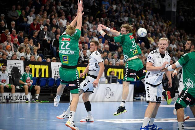 Nikola Bilyk (THW Kiel, 53) wirft in den Block von Marian Michalczik (GWD, 22), Handball-Bundesliga, Liqui-Moly-HBL, Männer, 16. Spieltag, THW Kiel vs GWD Minden, 08.12.19 Kiel Sparkassen Arena Schleswig-Holstein Germany