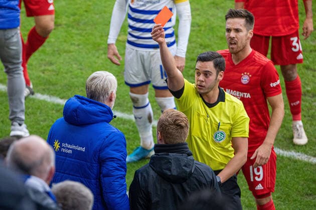 Bilder des Jahres 2019, Sport 12 Dezember Sport Themen der Woche KW49 Sport Bilder des Tages 08.12.2019, DU Duisburg , , Fussball , Dritte Liga , MSV gewinnt mit 3:2 gegen die Amateure des FC Bayern München. Schiedsrichter Asmir Osmanagic zeigt die Rote Karte gegen Sven Beuckert, Torwarttrainer des MSV Duisburg. *** 08 12 2019, DU Duisburg , Sport , Football , Third League , MSV wins with 3 2 against the amateurs of FC Bayern Munich referee Asmir Osmanagic shows the red card against Sven Beuckert, goalkeeper coach of MSV Duisburg