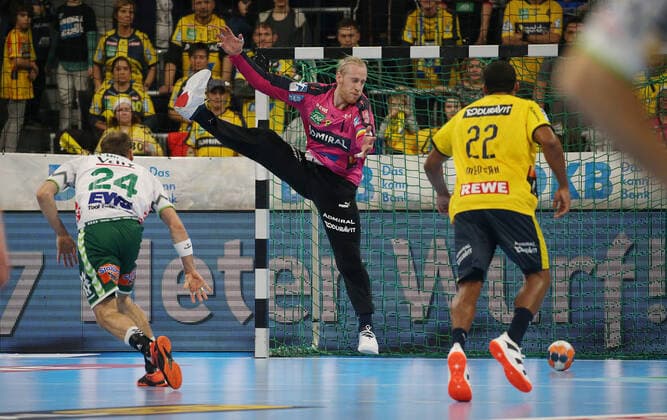 Handball, 1. Bundesliga: Rhein-Neckar-Löwen - Frisch Auf Göppingen, 16. Spieltag am 08.12.2019, Saison 2019 20, ZmdZ, Marcel Schiller (24, Goeppingen) beim torjubel nach treffer gegen Mikael Appelgren (1, Torwart, Rhein Neckar Löwen), Rhein-Neckar-Löwen - Frisch Auf Göppingen