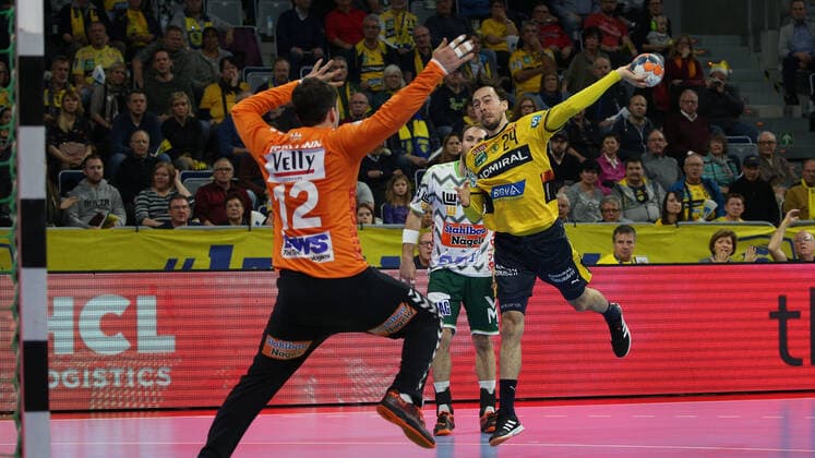 Handball, 1. Bundesliga: Rhein-Neckar-Löwen - Frisch Auf Göppingen, 16. Spieltag am 08.12.2019, Saison 2019 20, ZmdZ, Patrick Groetzki (24, Rhein Neckar Löwen) vergibt torchance gegen Daniel Rebmann (12, Torwart, Goeppingen), Rhein-Neckar-Löwen - Frisch Auf Göppingen