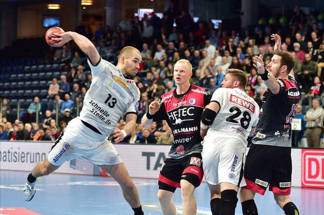 08.12.2019 - Handball - 1. Bundesliga LIQUI MOLY HBL - Saison 2019 2020 - 16.Spieltag: HC Erlangen Metropolregion Nürnberg HCE - SC DHfK Leipzig - OGo - Maximilian Janke (13, SC DHfK Leipzig ) Sebastian Firnhaber (18, HC Erlangen HCE )