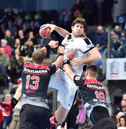 08.12.2019 - Handball - 1. Bundesliga LIQUI MOLY HBL - Saison 2019 2020 - 16.Spieltag: HC Erlangen Metropolregion Nürnberg HCE - SC DHfK Leipzig - OGo - Michael Haaß Haass (13, HC Erlangen HCE ) Marko Mamic (22, SC DHfK Leipzig ) Sime Ivic (19, HC Erlangen HCE )