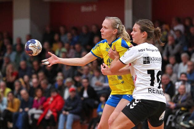Handball, 2. HBF, HC Leipzig vs. HSV Solingen-Graefrath, 08.12.19 Handball, 2. Bundesliga Frauen, HBF, Saison 2019 2020, 11. Spieltag: HC Leipzig vs. HSV Solingen-Graefrath 76 am 08.12.19 in der Sporthalle Bruederstrasse Leipzig. Im Bild: Jaqueline HUMMEL (35, HC Leipzig) gegen Mandy REINARZ (19, Solingen-Graefrath) Copyright: xBEAUTIFULxSPORTS JanxKaeferx