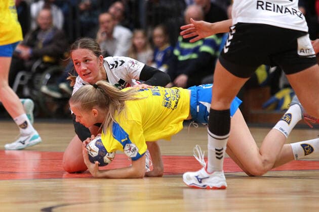 Handball, 2. HBF, HC Leipzig vs. HSV Solingen-Graefrath, 08.12.19 Handball, 2. Bundesliga Frauen, HBF, Saison 2019 2020, 11. Spieltag: HC Leipzig vs. HSV Solingen-Graefrath 76 am 08.12.19 in der Sporthalle Bruederstrasse Leipzig. Im Bild: Carina SENEL (4, Solingen-Graefrath) gegen Julia WEISE (7, HC Leipzig) Copyright: xBEAUTIFULxSPORTS JanxKaeferx
