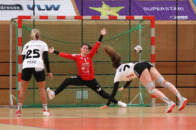Handball, 2. HBF, HC Leipzig vs. HSV Solingen-Graefrath, 08.12.19 Handball, 2. Bundesliga Frauen, HBF, Saison 2019 2020, 11. Spieltag: HC Leipzig vs. HSV Solingen-Graefrath 76 am 08.12.19 in der Sporthalle Bruederstrasse Leipzig. Im Bild: Vannessa BRANDT (77, Solingen-Graefrath) wirft gegen Torwart Ellen JANSSEN (1, HC Leipzig) Copyright: xBEAUTIFULxSPORTS JanxKaeferx