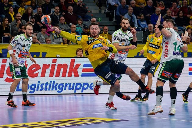 Sport Bilder des Tages v.li.: Marcel Schiller (Göppingen, 24), Jannik Kohlbacher (RNL, 80), Tim Kneule (Göppingen, 4), Jacob Bagersted (Göppingen, 14), beim Sprungwurf, Wurf, Torwurf, Action, Aktion, Spielszene, 08.12.2019, Mannheim (Deutschland), Handball, Bundesliga, Rhein-Neckar Löwen - Frisch Auf! Göppingen