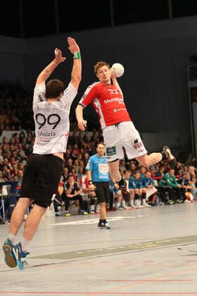 Handball 2.Handball Bundesliga 2019 2020 - Handball Sportverein Hamburg vs. TV Emsdetten Jan Mojzis (Emsdetten),Jan Forstbauer (Handball Sportverein Hamburg),erfolgreicher Torwurf, Sporthalle Hamburg Hamburg