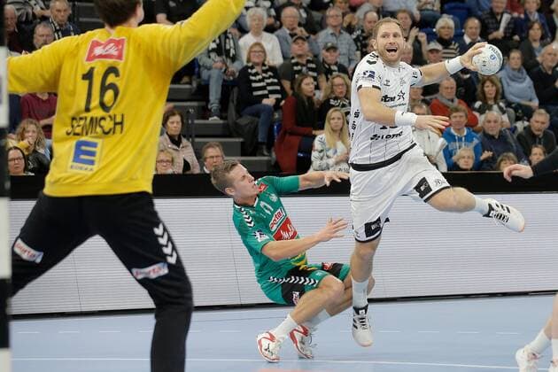 1.Handball Bundesliga THW Kiel - TSV GWD Minden, Kiel, 8.12.2019 Steffen Weinhold ( Kiel, 13 ) im Sprungwurf gegen Mats Korte ( Minden, 11) und Torwart Malte Semisch ( Minden, 16). Copyright: xBEAUTIFULxSPORTS DRPx