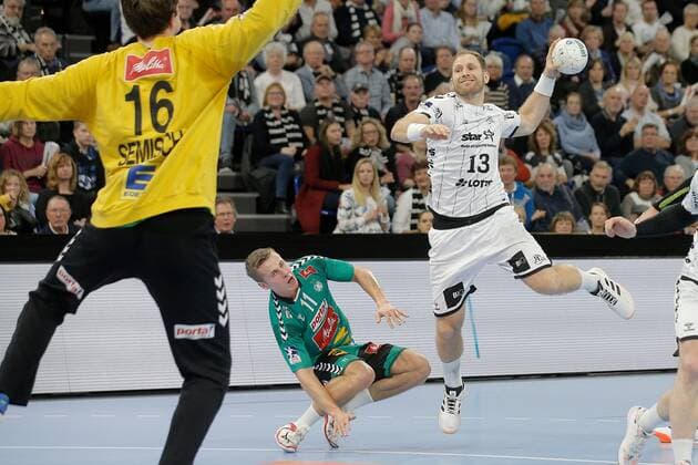 1.Handball Bundesliga THW Kiel - TSV GWD Minden, Kiel, 8.12.2019 Steffen Weinhold ( Kiel, 13 ) im Sprungwurf gegen Mats Korte ( Minden, 11) und Torwart Malte Semisch ( Minden, 16). Copyright: xBEAUTIFULxSPORTS DRPx