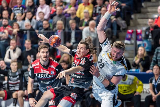 Zweikampf Sellin, Johannes Rechtsaußen (HC ERLANGEN) , Maciej Gebala (SC DHfK Leipzig) GER, HC Erlangen vs SC DHfK Leipzig am 08.12.2019 in Nuernberg (Arena Nuernberger Versicherung), Deutschland, Eibner-Pressefoto, bfischu, - Handball, 1. Bundesliga Maenner, GER, HC Erlangen vs SC DHfK Leipzig, 08.12.2019, Handball, 1. Liga Maenner, Nuernberg Copyright: xSchumacher xEibner-Pressefotox EP_bsr