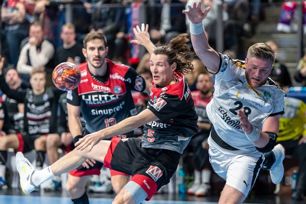 Zweikampf Sellin, Johannes Rechtsaußen (HC ERLANGEN) , Maciej Gebala (SC DHfK Leipzig) GER, HC Erlangen vs SC DHfK Leipzig am 08.12.2019 in Nuernberg (Arena Nuernberger Versicherung), Deutschland, Eibner-Pressefoto, bfischu, - Handball, 1. Bundesliga Maenner, GER, HC Erlangen vs SC DHfK Leipzig, 08.12.2019, Handball, 1. Liga Maenner, Nuernberg Copyright: xSchumacher xEibner-Pressefotox EP_bsr