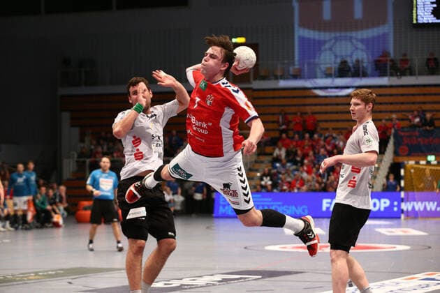 Handball 2. Handball Bundesliga 2019 2020 - Handball Sportverein Hamburg vs. TV Emsdetten Leif Tissier (Hamburg) im Sprungwurf aufs Tor, kommt frei zum Wurf. Sporthalle Alsterdorf Hamburg .