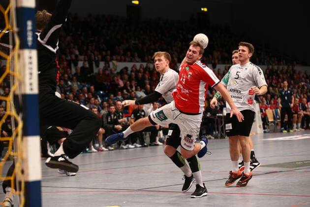 Handball 2. Handball Bundesliga 2019 2020 - Handball Sportverein Hamburg vs. TV Emsdetten Niklas Weller (Hamburg) im Sprungwurf aufs Tor,dahinter Julian Damm (Emsdetten) und Sören Soeren Kress (Emsdetten) . Sporthalle Alsterdorf Hamburg .