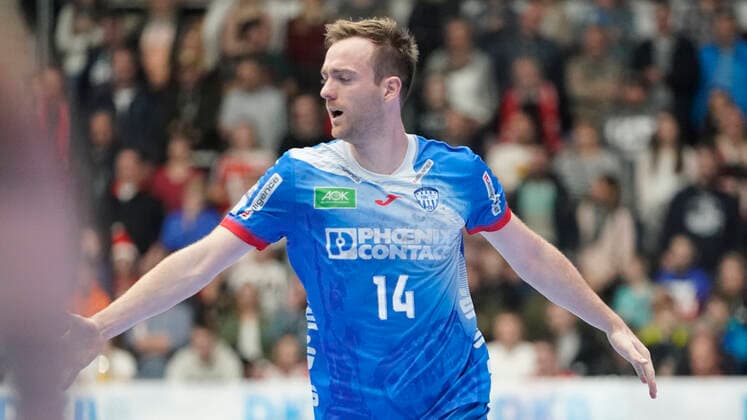 08.12.2019, Emslandarena, Lingen, GER, Handball, 1. Bundesliga: HSG Nordhorn-Lingen vs TBV Lemgo Lippe, Bobby Schagen (Lemgo 14) jubelt nach Treffer, DFL REGULATIONS PROHIBIT ANY USE OF PHOTOGRAPHS AS IMAGE SEQUENCES AND OR QUASI-VIDEO. Lingen Niedersachsen Germany Emslandarena
