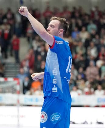 08.12.2019, Emslandarena, Lingen, GER, Handball, 1. Bundesliga: HSG Nordhorn-Lingen vs TBV Lemgo Lippe, Bobby Schagen (Lemgo 14) jubelt nach Treffer, DFL REGULATIONS PROHIBIT ANY USE OF PHOTOGRAPHS AS IMAGE SEQUENCES AND OR QUASI-VIDEO. Lingen Niedersachsen Germany Emslandarena